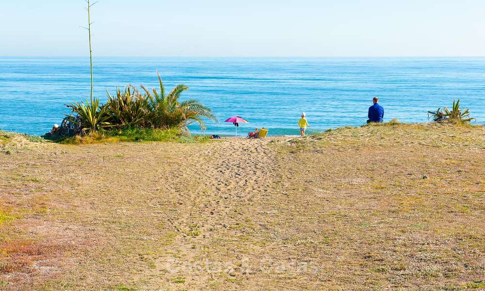 Villa mediterránea modernizada y lista para entrar a vivir en venta a pocos metros de la playa entre Marbella y Estepona 799750