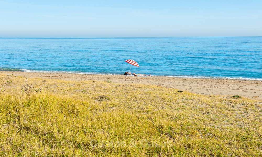 Villa mediterránea modernizada y lista para entrar a vivir en venta a pocos metros de la playa entre Marbella y Estepona 799751
