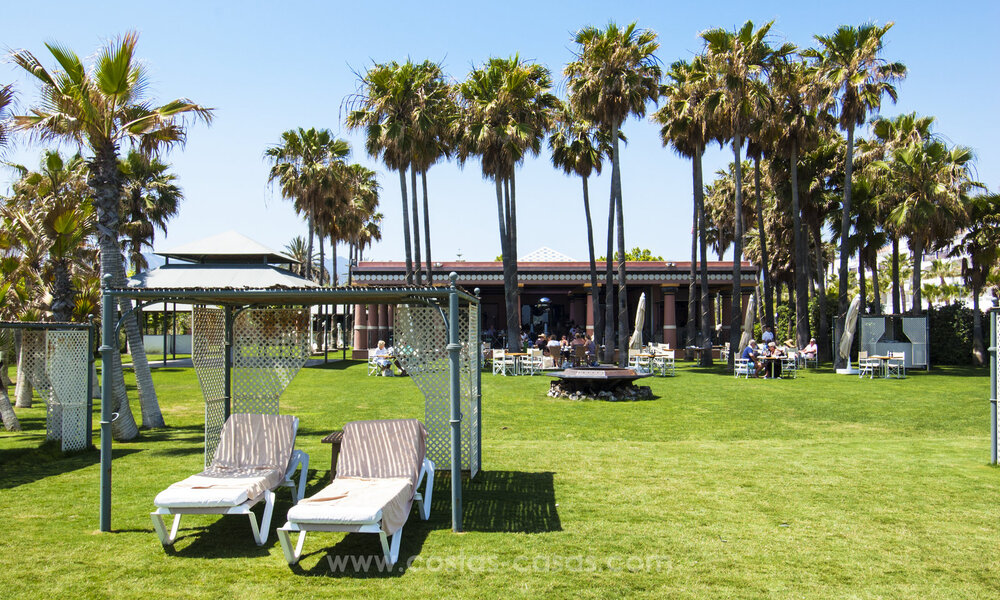 Villa mediterránea modernizada y lista para entrar a vivir en venta a pocos metros de la playa entre Marbella y Estepona 799756