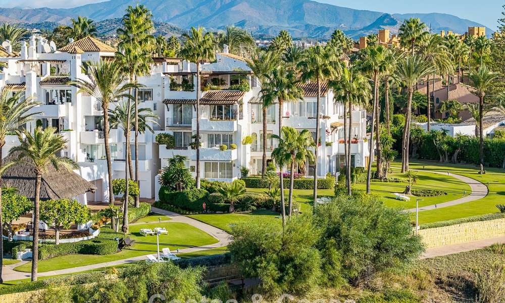 Apartamento en primera línea de playa reformado con vistas directas al mar en venta en la New Golden Mile, Estepona Este 799553