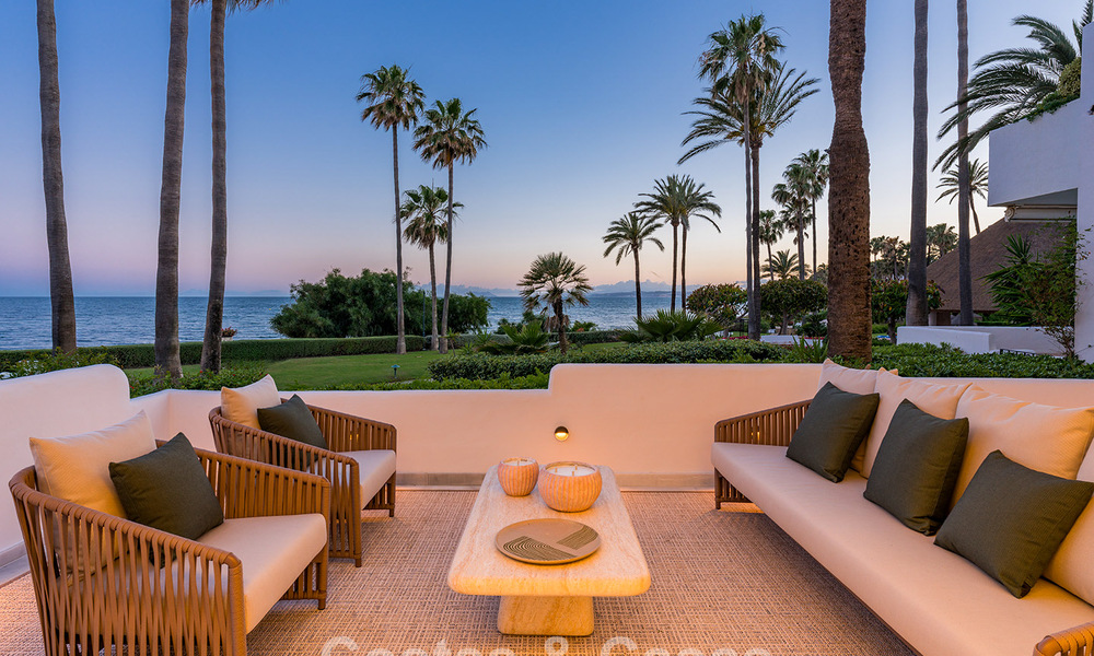 Apartamento en primera línea de playa reformado con vistas directas al mar en venta en la New Golden Mile, Estepona Este 799554