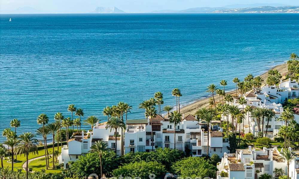 Apartamento en primera línea de playa reformado con vistas directas al mar en venta en la New Golden Mile, Estepona Este 799555
