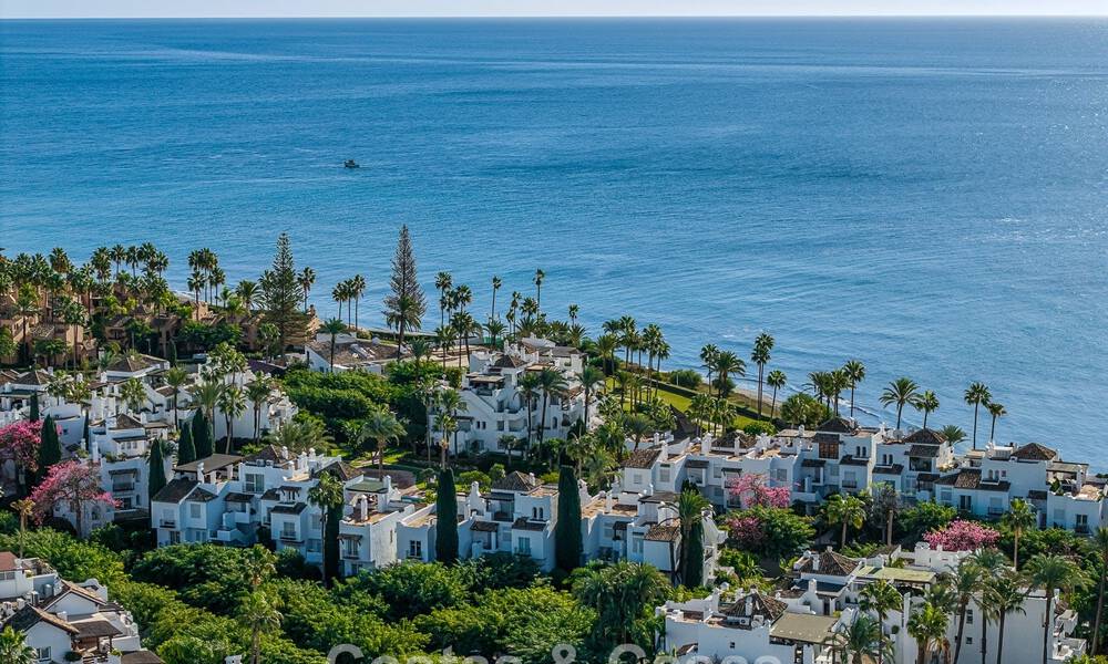Apartamento en primera línea de playa reformado con vistas directas al mar en venta en la New Golden Mile, Estepona Este 799556