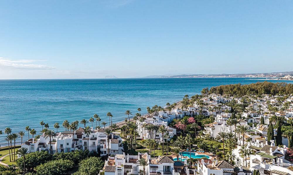 Apartamento en primera línea de playa reformado con vistas directas al mar en venta en la New Golden Mile, Estepona Este 799557