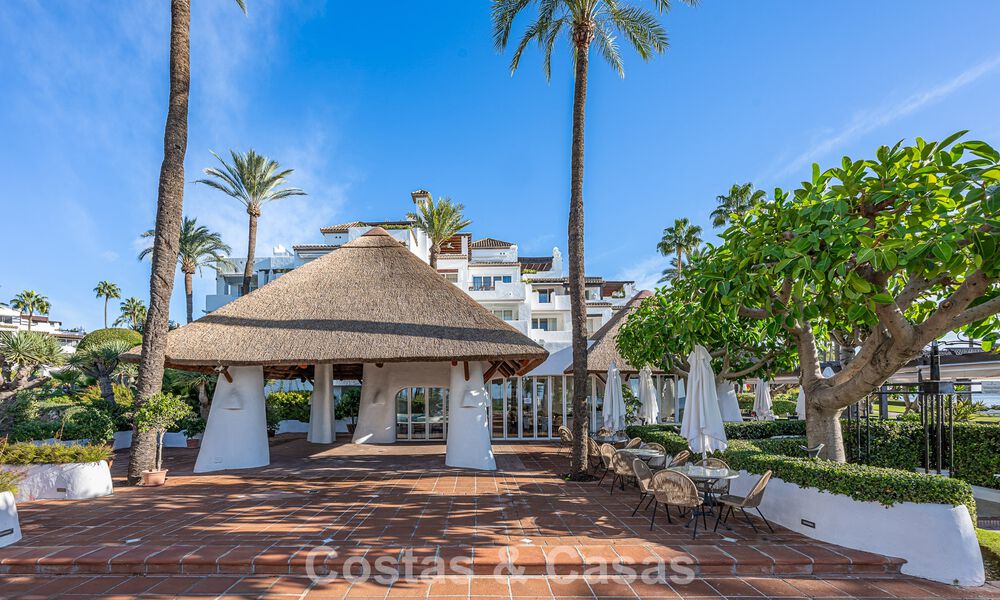 Apartamento en primera línea de playa reformado con vistas directas al mar en venta en la New Golden Mile, Estepona Este 799558