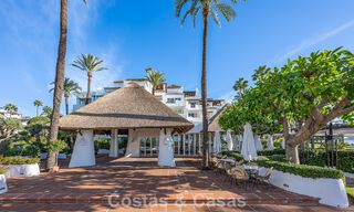 Apartamento en primera línea de playa reformado con vistas directas al mar en venta en la New Golden Mile, Estepona Este 799558 
