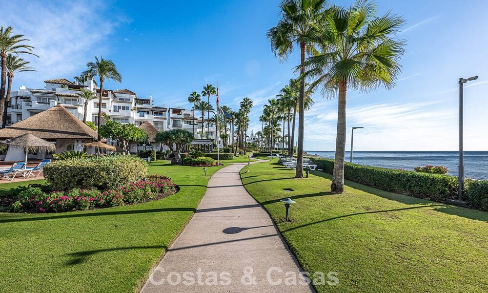Apartamento en primera línea de playa reformado con vistas directas al mar en venta en la New Golden Mile, Estepona Este 799559