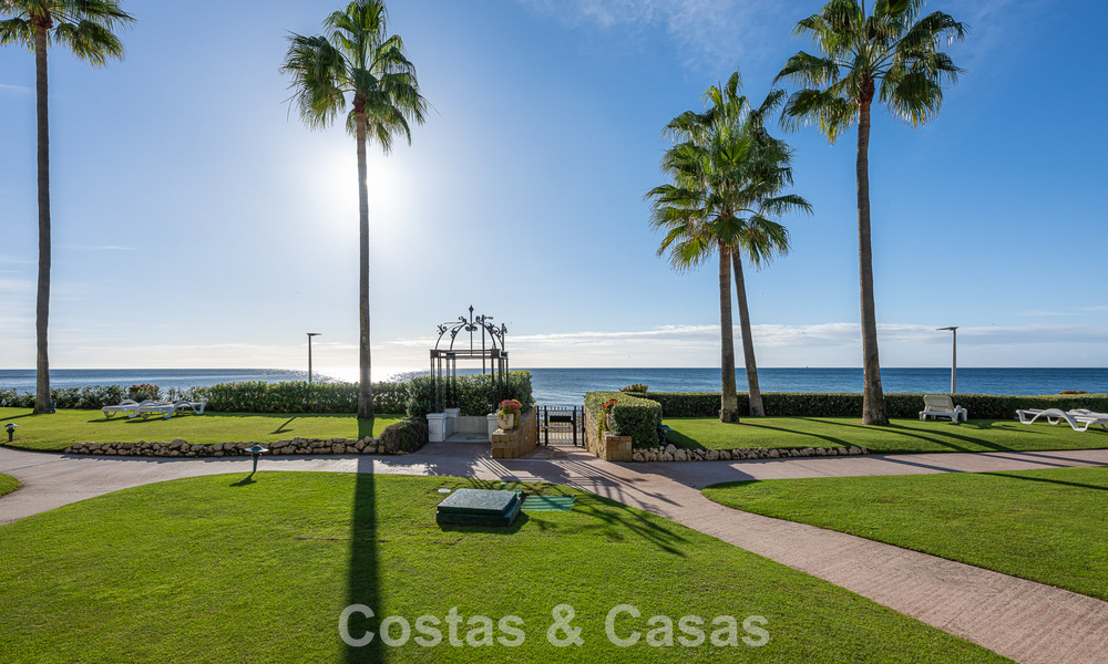 Apartamento en primera línea de playa reformado con vistas directas al mar en venta en la New Golden Mile, Estepona Este 799560
