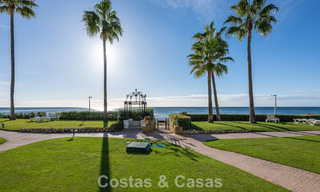 Apartamento en primera línea de playa reformado con vistas directas al mar en venta en la New Golden Mile, Estepona Este 799560 