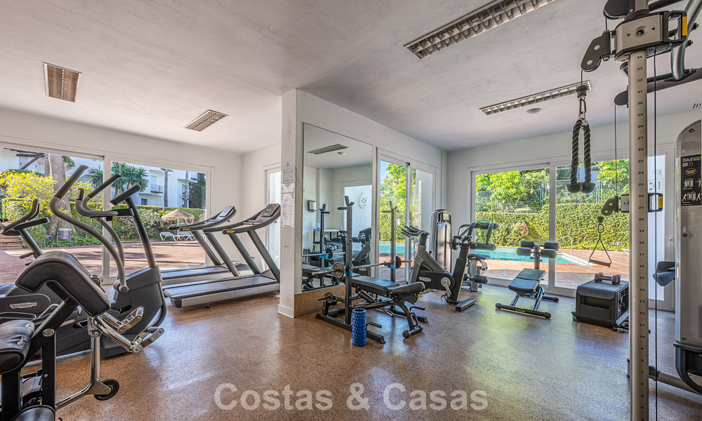 Apartamento en primera línea de playa reformado con vistas directas al mar en venta en la New Golden Mile, Estepona Este 799561