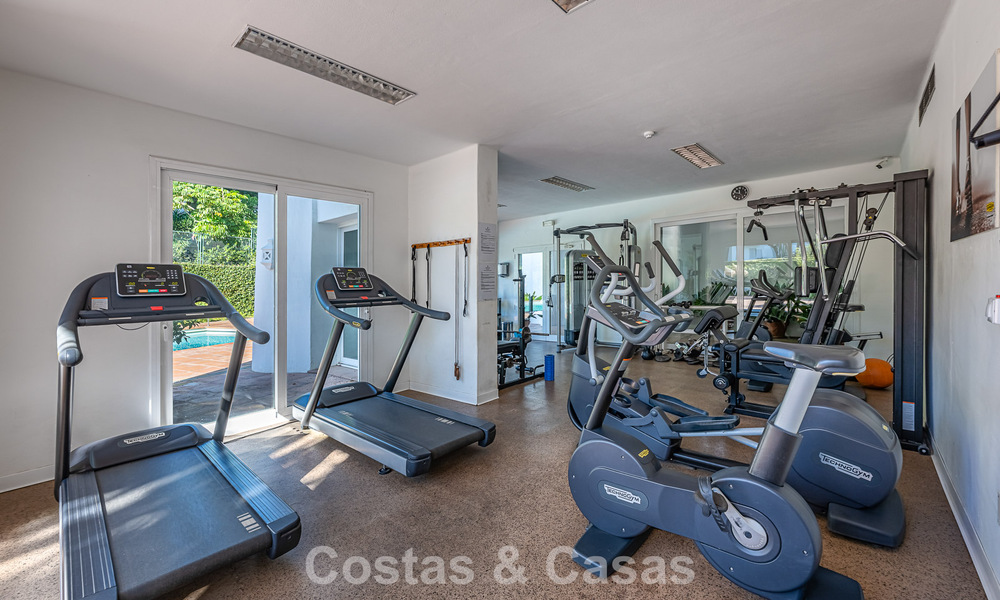 Apartamento en primera línea de playa reformado con vistas directas al mar en venta en la New Golden Mile, Estepona Este 799562