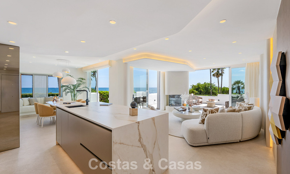 Apartamento en primera línea de playa reformado con vistas directas al mar en venta en la New Golden Mile, Estepona Este 799565