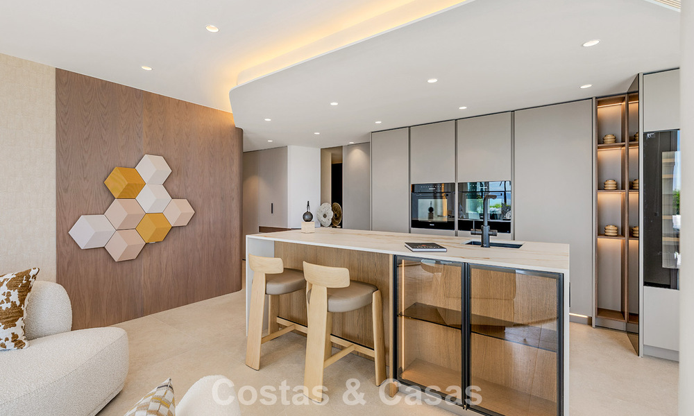 Apartamento en primera línea de playa reformado con vistas directas al mar en venta en la New Golden Mile, Estepona Este 799569