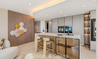 Apartamento en primera línea de playa reformado con vistas directas al mar en venta en la New Golden Mile, Estepona Este 799569 
