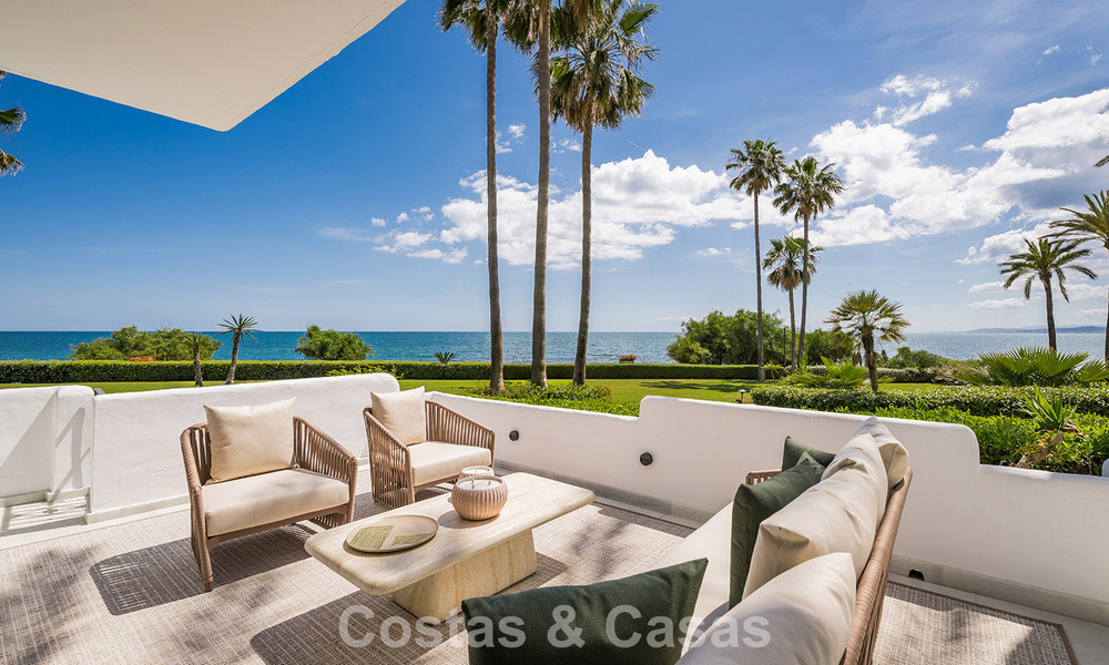 Apartamento en primera línea de playa reformado con vistas directas al mar en venta en la New Golden Mile, Estepona Este 799570
