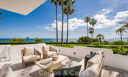 Apartamento en primera línea de playa reformado con vistas directas al mar en venta en la New Golden Mile, Estepona Este 799570