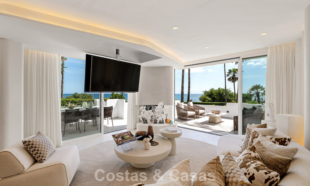 Apartamento en primera línea de playa reformado con vistas directas al mar en venta en la New Golden Mile, Estepona Este 799572