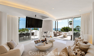 Apartamento en primera línea de playa reformado con vistas directas al mar en venta en la New Golden Mile, Estepona Este 799572 