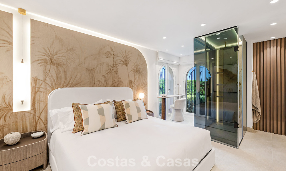 Apartamento en primera línea de playa reformado con vistas directas al mar en venta en la New Golden Mile, Estepona Este 799573
