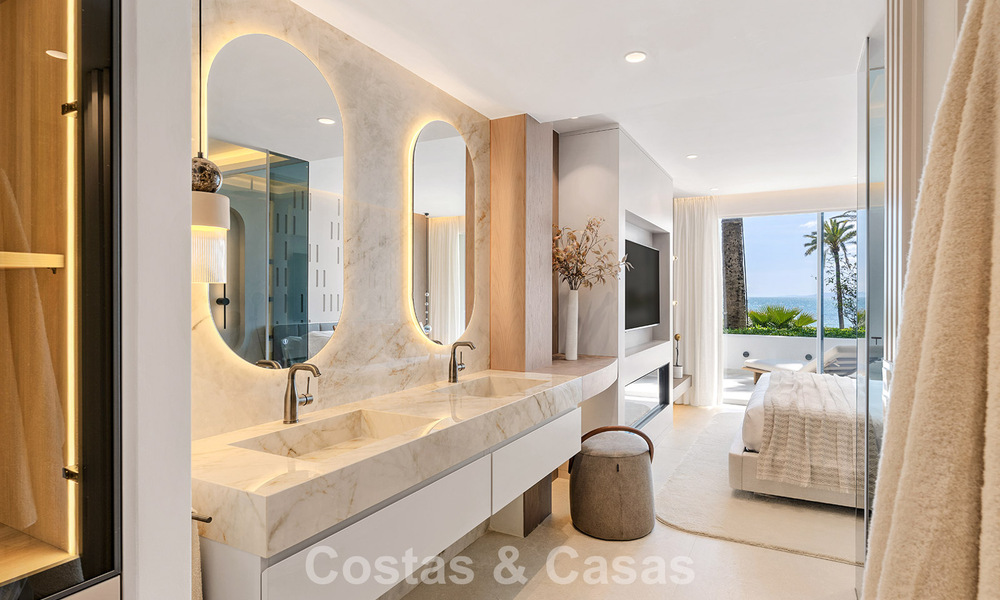 Apartamento en primera línea de playa reformado con vistas directas al mar en venta en la New Golden Mile, Estepona Este 799575