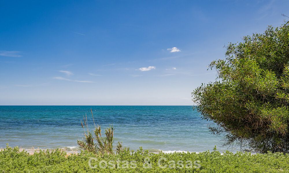 Apartamento en primera línea de playa reformado con vistas directas al mar en venta en la New Golden Mile, Estepona Este 799576