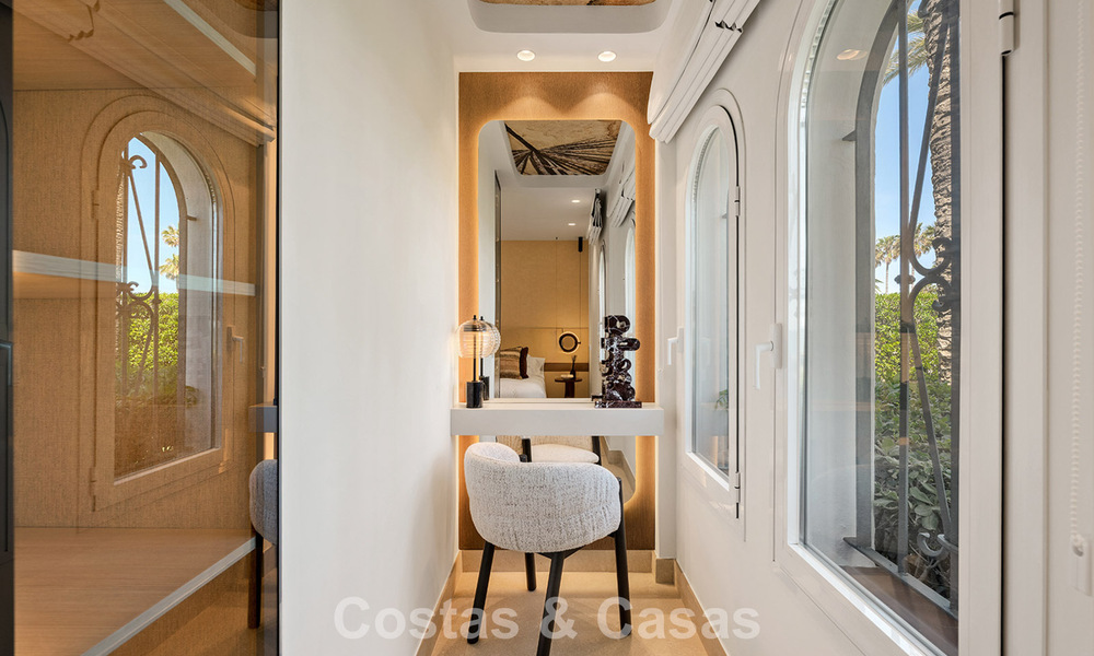 Apartamento en primera línea de playa reformado con vistas directas al mar en venta en la New Golden Mile, Estepona Este 799577