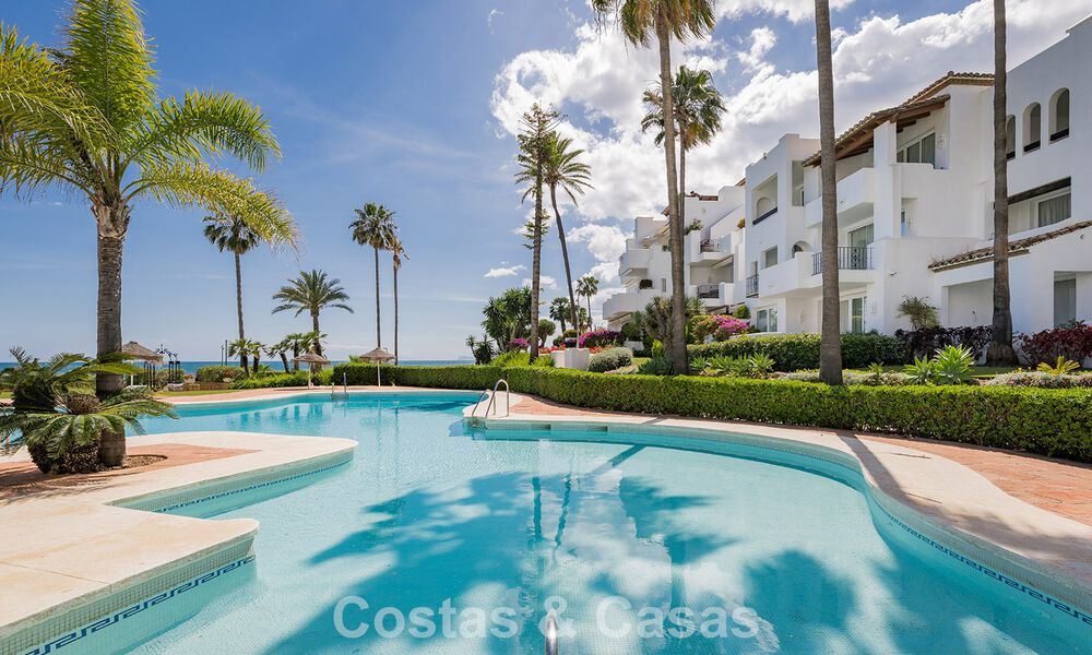 Apartamento en primera línea de playa reformado con vistas directas al mar en venta en la New Golden Mile, Estepona Este 799578