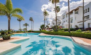 Apartamento en primera línea de playa reformado con vistas directas al mar en venta en la New Golden Mile, Estepona Este 799578 