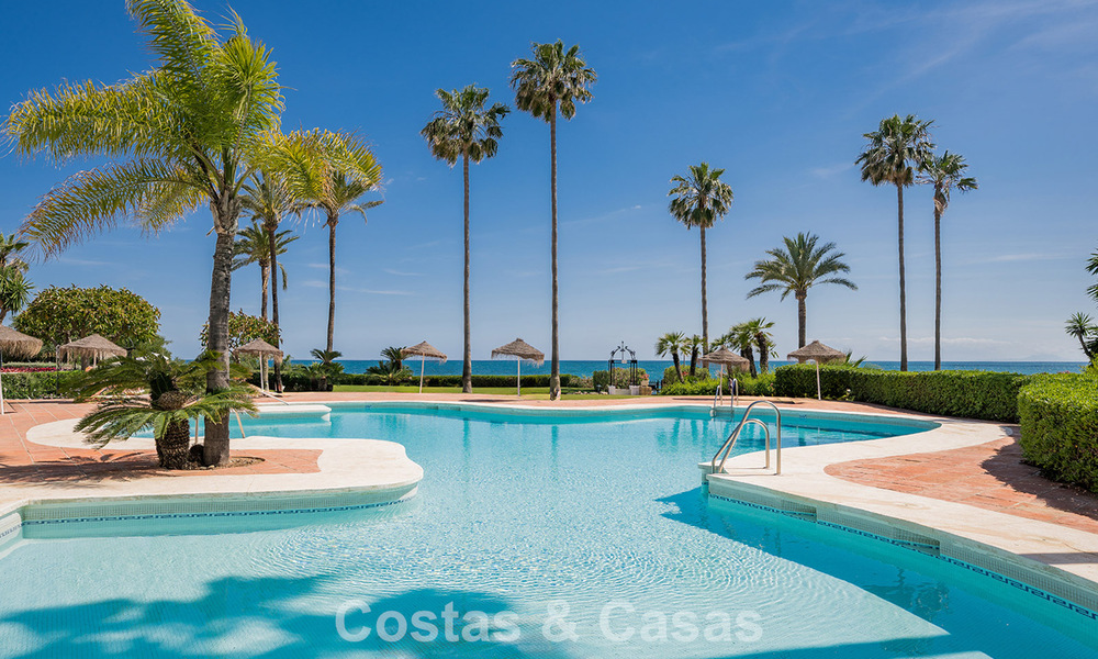 Apartamento en primera línea de playa reformado con vistas directas al mar en venta en la New Golden Mile, Estepona Este 799579