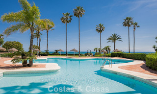 Apartamento en primera línea de playa reformado con vistas directas al mar en venta en la New Golden Mile, Estepona Este 799579 