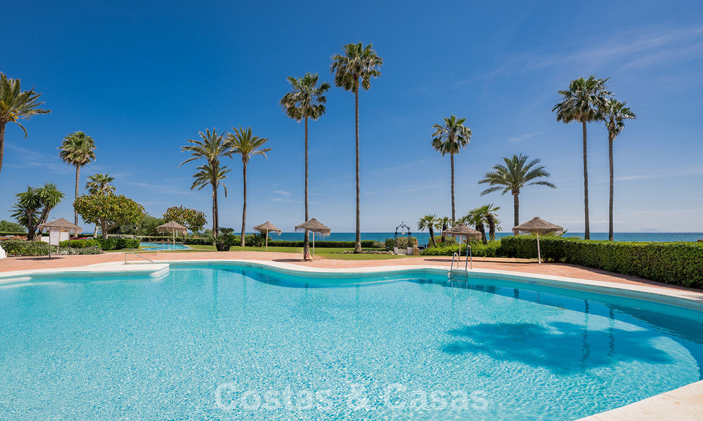 Apartamento en primera línea de playa reformado con vistas directas al mar en venta en la New Golden Mile, Estepona Este 799580