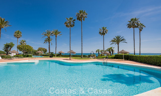 Apartamento en primera línea de playa reformado con vistas directas al mar en venta en la New Golden Mile, Estepona Este 799580 