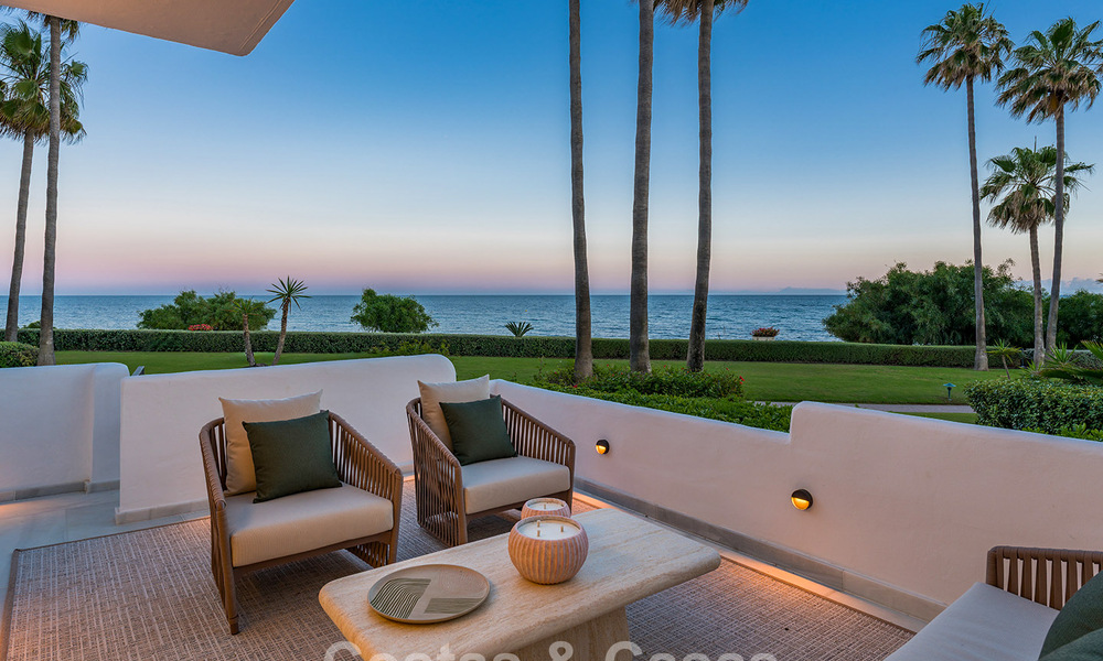 Apartamento en primera línea de playa reformado con vistas directas al mar en venta en la New Golden Mile, Estepona Este 799585