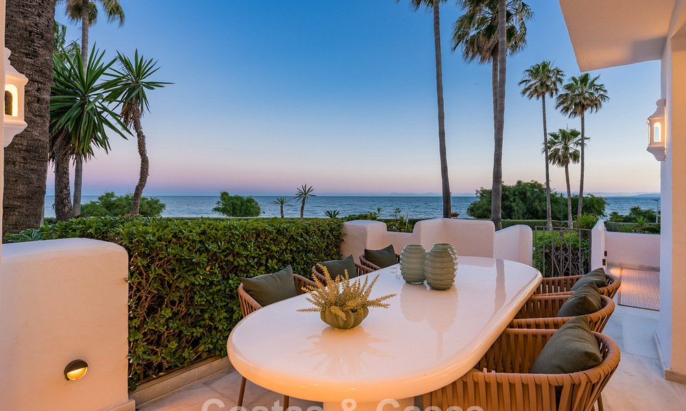 Apartamento en primera línea de playa reformado con vistas directas al mar en venta en la New Golden Mile, Estepona Este 799586