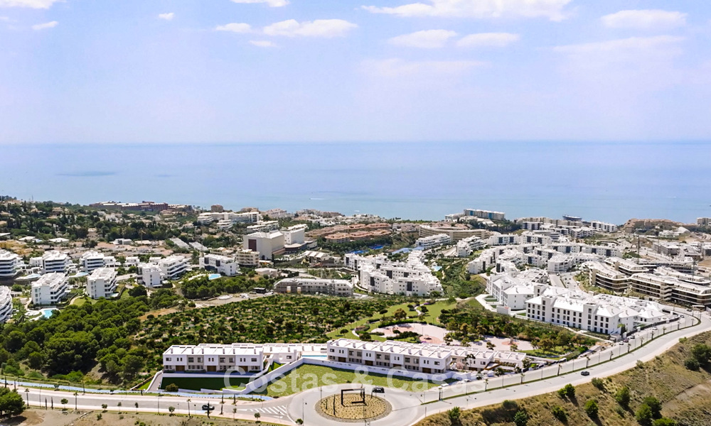 Viviendas de obra nueva con vistas al mar y a la montaña en venta en un complejo estilo resort en Fuengirola, Costa del Sol 799595