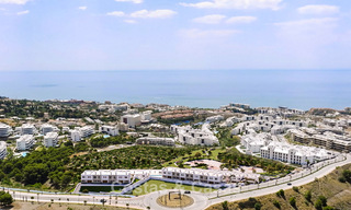 Viviendas de obra nueva con vistas al mar y a la montaña en venta en un complejo estilo resort en Fuengirola, Costa del Sol 799595 