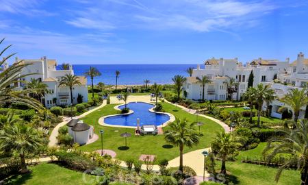 Apartamentos en primera línea de playa y de golf en venta en Los Monteros, Marbella 20449