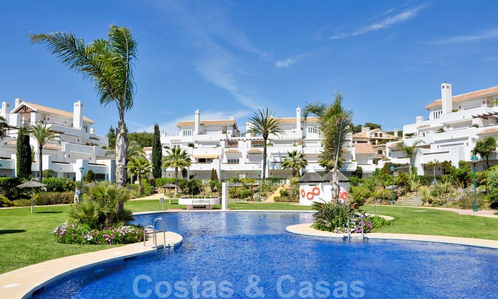 Apartamentos en primera línea de playa y de golf en venta en Los Monteros, Marbella 20450