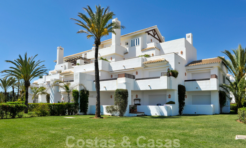 Apartamentos en primera línea de playa y de golf en venta en Los Monteros, Marbella 20452