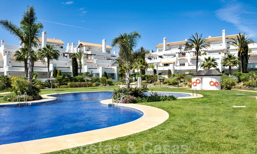 Apartamentos en primera línea de playa y de golf en venta en Los Monteros, Marbella 20454