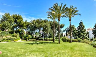 Apartamentos en primera línea de playa y de golf en venta en Los Monteros, Marbella 20456 