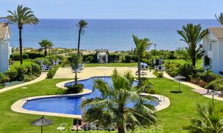 Apartamentos en primera línea de playa y de golf en venta en Los Monteros, Marbella 20458 