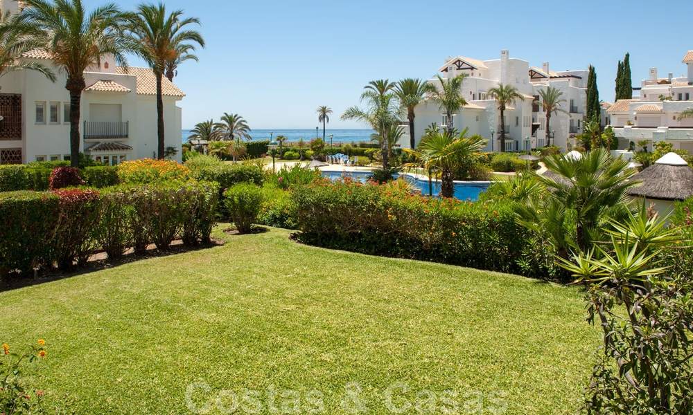 Apartamentos en primera línea de playa y de golf en venta en Los Monteros, Marbella 26169