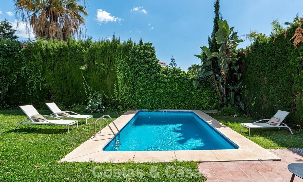 Villa en venta en Nueva Andalucía, Marbella, a poca distancia de la playa y cerca de Puerto Banús 799635