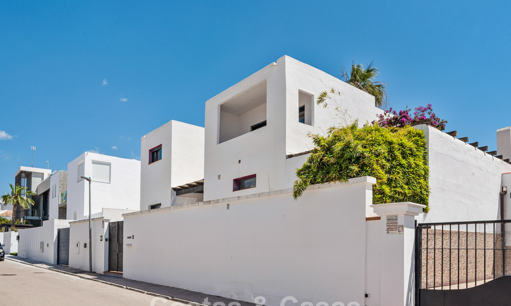 Villa en venta en Nueva Andalucía, Marbella, a poca distancia de la playa y cerca de Puerto Banús 799637