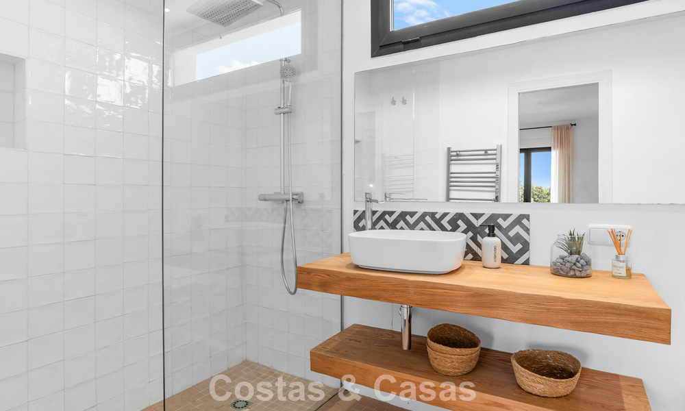 Villa en venta en Nueva Andalucía, Marbella, a poca distancia de la playa y cerca de Puerto Banús 799645