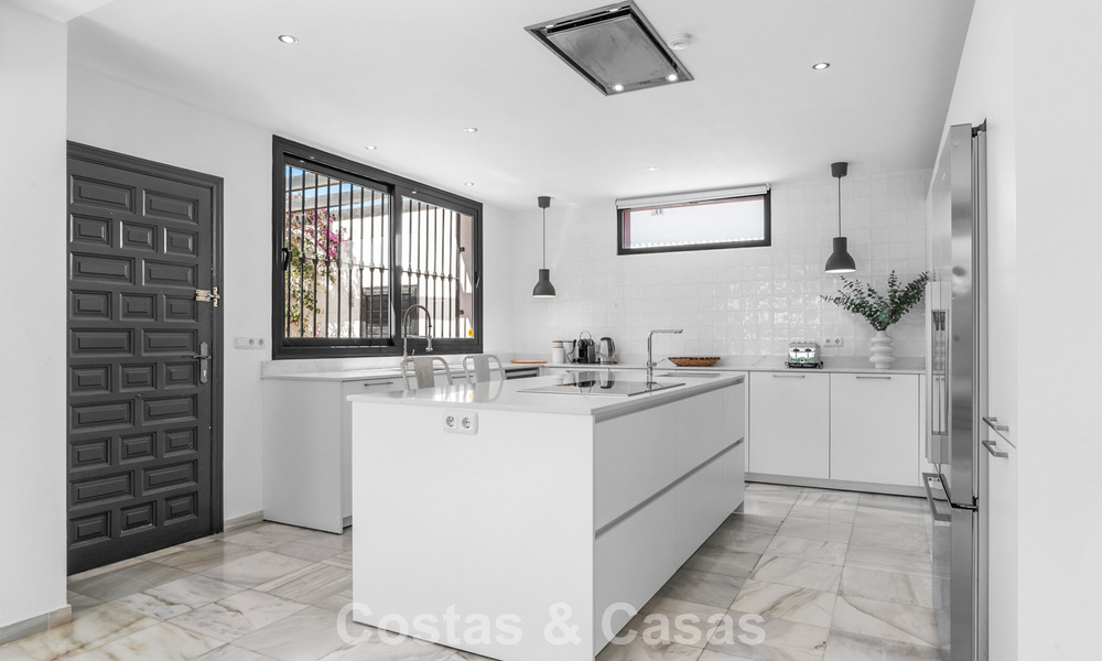 Villa en venta en Nueva Andalucía, Marbella, a poca distancia de la playa y cerca de Puerto Banús 799649