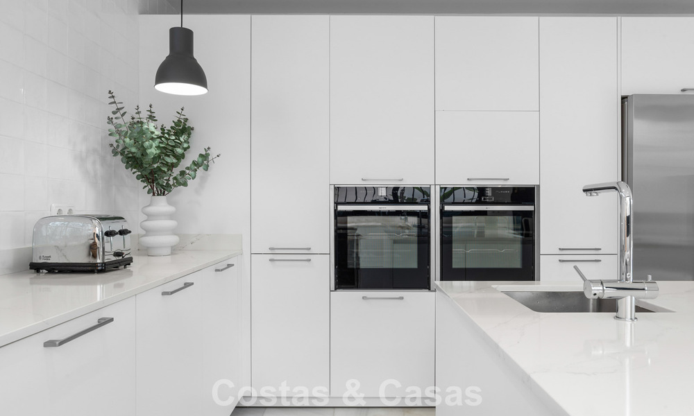 Villa en venta en Nueva Andalucía, Marbella, a poca distancia de la playa y cerca de Puerto Banús 799651