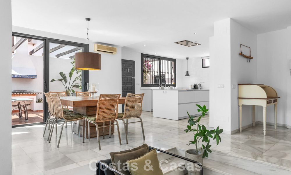 Villa en venta en Nueva Andalucía, Marbella, a poca distancia de la playa y cerca de Puerto Banús 799654
