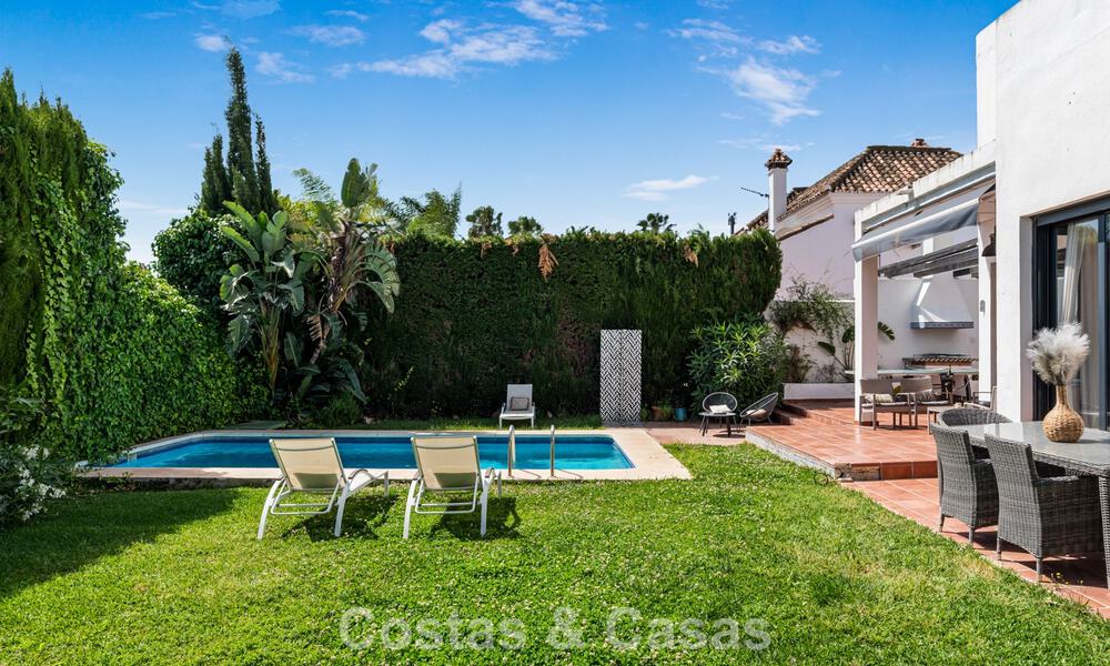 Villa en venta en Nueva Andalucía, Marbella, a poca distancia de la playa y cerca de Puerto Banús 799668